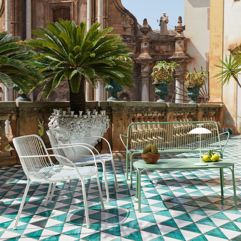 Ensemble Hiray blanc sur une terrasse - KARTELL - oralto-shop.com