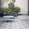 Fauteuil lounge Hiray blanc et canapé vert sur une terrasse - KARTELL - oralto-shop.com